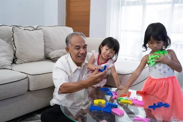 Abuelo enseñando a sus nietos sobre la carta —  Fotos de Stock