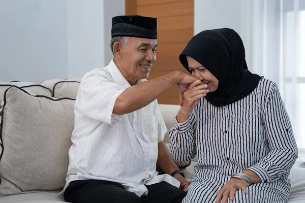 Pasangan dewasa mencium tangan suami — Stok Foto