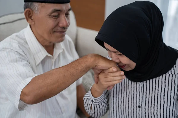 Istri matang dengan hijab shake dan mencium tangan suaminya — Stok Foto