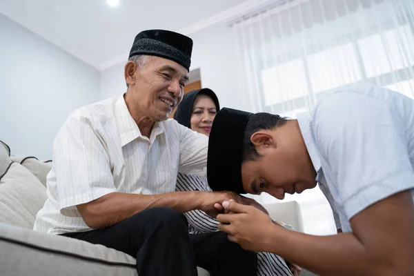 Asian muslim shake hand tradition — Stock Photo, Image