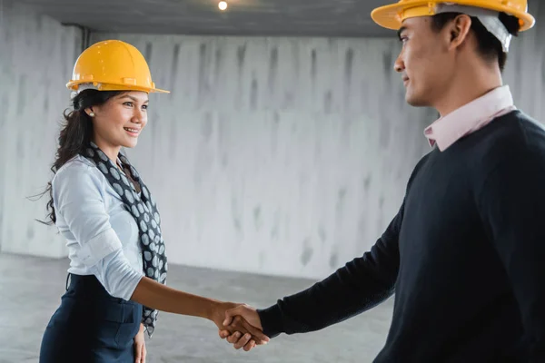 Business partner shaking hand. project deal on site — Stock Photo, Image