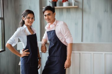 iki kafe garson portre dükkanda 