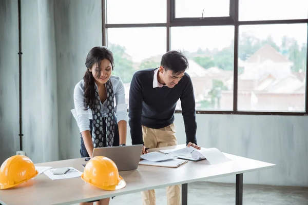 Architecte discutant de leur projet dans le bureau — Photo