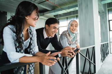 Balkonda sohbet iş adamları