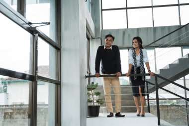 Balkonda sohbet iş adamları