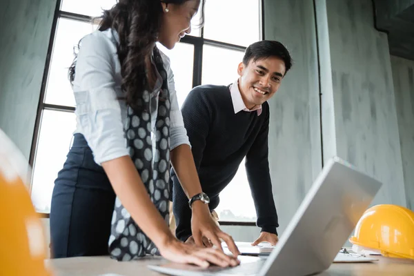 Arquitecto discutiendo su proyecto en la oficina — Foto de Stock