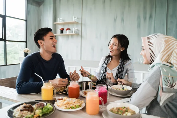Счастливые азиатские друзья обедают вместе — стоковое фото