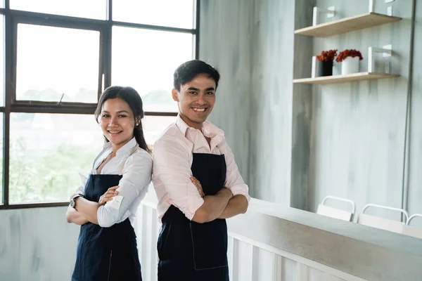 Twee café serveerster portret in de winkel — Stockfoto