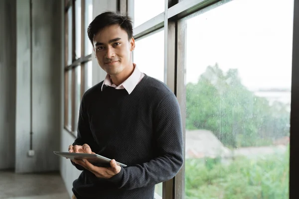 Tablet pc를 사용 하 여 아시아 젊은 사업가 — 스톡 사진