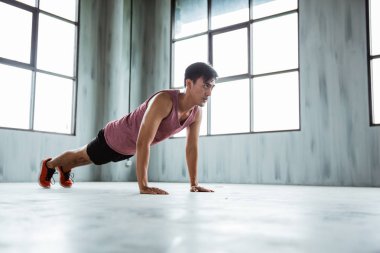 gönderme yapan fitness erkek ups kapalı spor salonunda