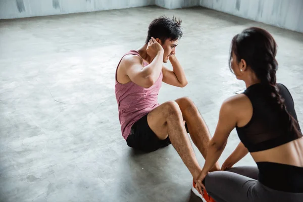 Pareja haciendo algunos sentarse en el interior —  Fotos de Stock