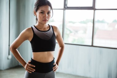 ellerinin üzerinde egzersiz kalça kadınla