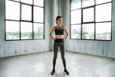 germe egzersizleri yaparken spor salonunda kadın