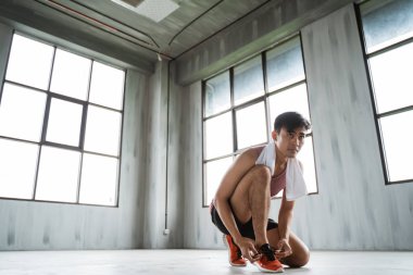 Asya adam kravat spor ayakkabı bağcıklarımı egzersiz önce