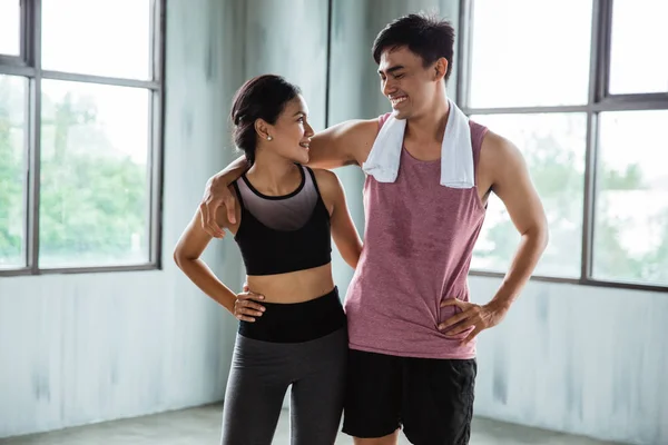 Azjatki pary sport śmiechu podczas przerwy na ćwiczenia — Zdjęcie stockowe