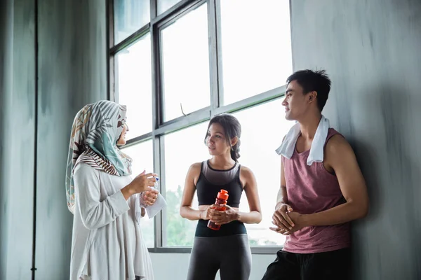 Vänner chatta i gymmet efter träningen tillsammans — Stockfoto