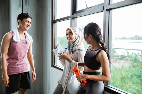 Sport persone parlando tra loro dopo l'esercizio fisico — Foto Stock