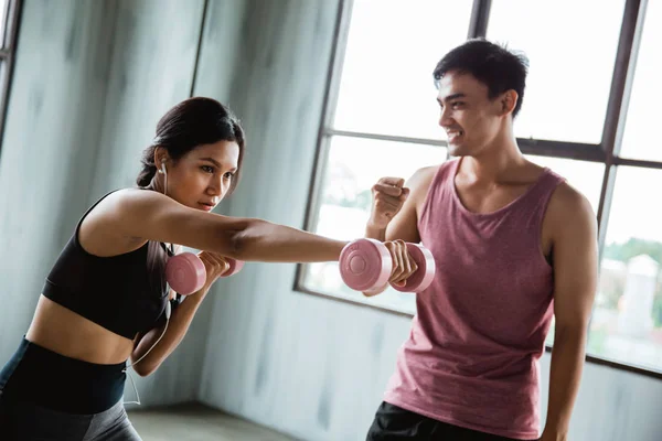 Mujer cuerpo combate ejercicio usando dumbbell —  Fotos de Stock