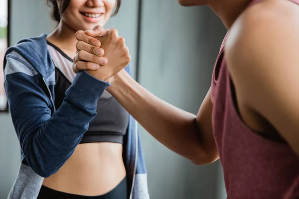 Geste des sportlichen Händeschüttelns in der Turnhalle — Stockfoto