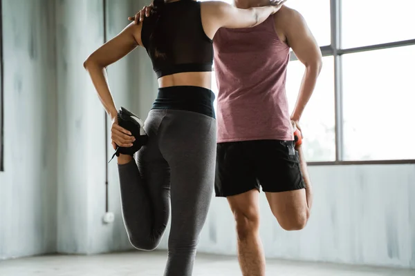 Hombre y mujer estiramiento interior —  Fotos de Stock