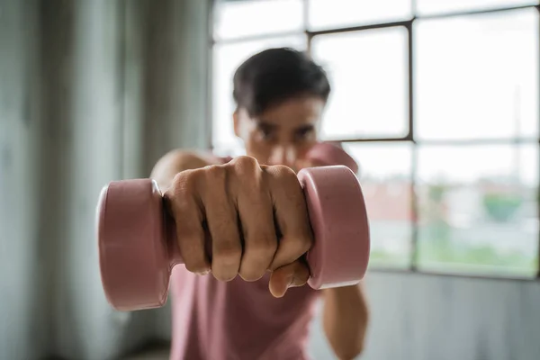 Kameraya doğru dumbbell yumruk — Stok fotoğraf