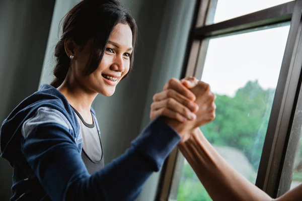 Gesto de deporte de la mano en el gimnasio — Foto de Stock