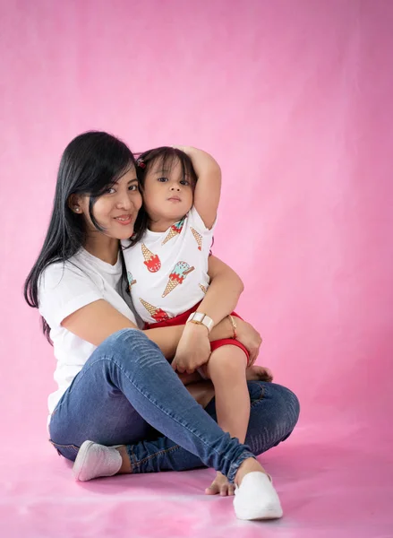 Asian mother with kid — Stock Photo, Image