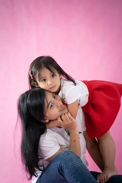 Asya anne çocuk ile — Stok fotoğraf