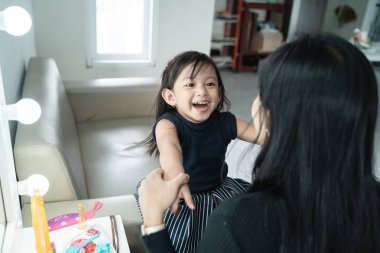 Anne kızıyla birlikte oynarken eğleniyor