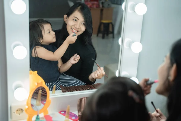 Hija feliz cara maquillaje con mamá —  Fotos de Stock