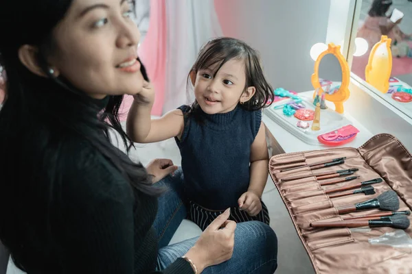 Hija feliz cara maquillaje con mamá —  Fotos de Stock