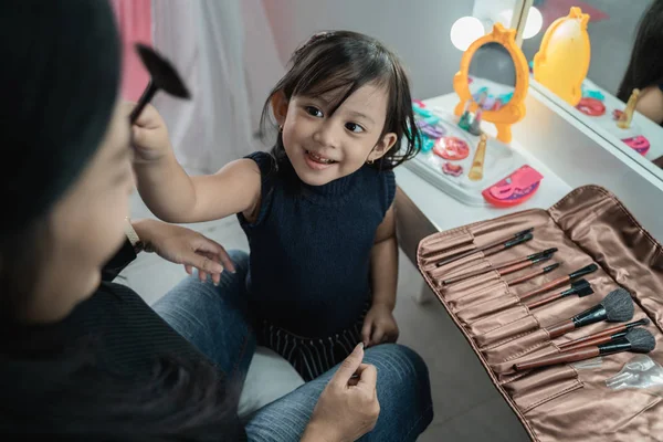 Feliz madre y niño jugando con maquillaje —  Fotos de Stock