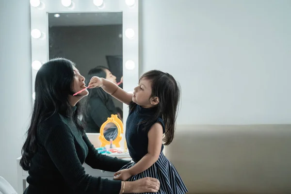 Feliz madre y niño jugando con maquillaje —  Fotos de Stock