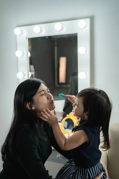 Hija feliz cara maquillaje con mamá —  Fotos de Stock