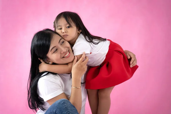 Азиатская мать с ребенком — стоковое фото
