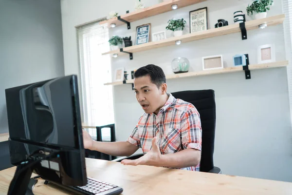 Teleurgesteld man op zijn kantoor — Stockfoto