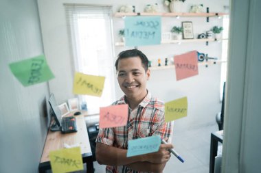 Asya genç adam gazetede bakmak ve bazı iyi fikirler düşünüyorum