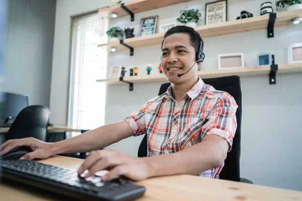 Joven trabajador ocasional de la comercialización televisiva —  Fotos de Stock