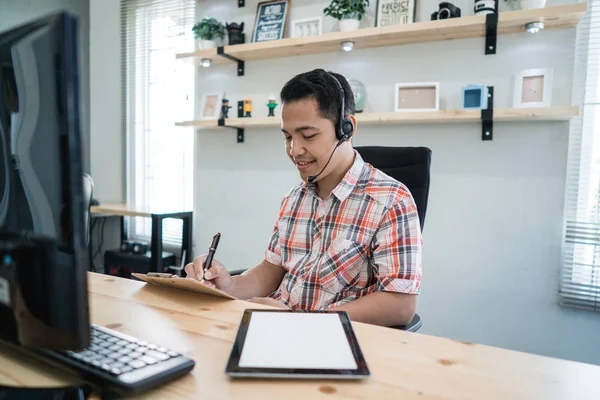 Asiatiska tele marketing jourhavande prata via telefon — Stockfoto