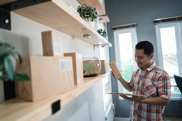 Asya adam işçi tutmak ve hedef adresi düzeltmek için bir kutuyu işaretleyin — Stok fotoğraf
