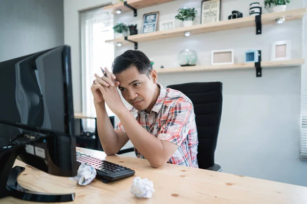 Asiatischer Mann wartet auf etwas am PC — Stockfoto