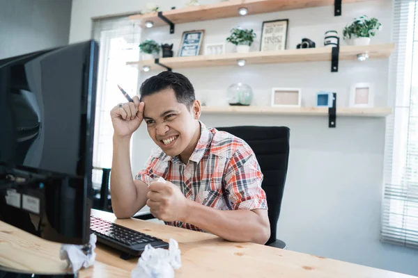 Asiático homem esperando para algo olhando para pc — Fotografia de Stock