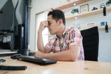 mutsuz genç adam dissapoint bir şey hakkında