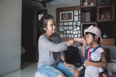 küçük bir kız okulu gidin önce tebrik 