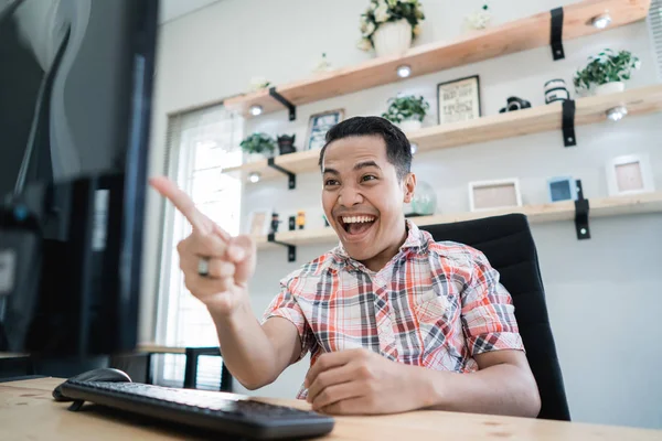 Animado homem feliz sobre ganhar — Fotografia de Stock