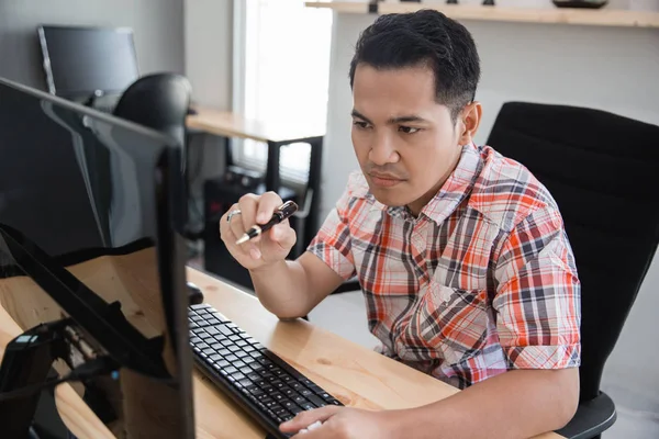 Pracovník vážně při pohledu na monitor najít problém — Stock fotografie