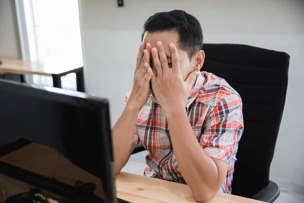 Man verliest en stress. Aziatische zakenman gevoel drukken — Stockfoto