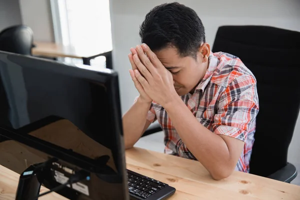 Geschäftskrise. Asiat über seine große Depression — Stockfoto