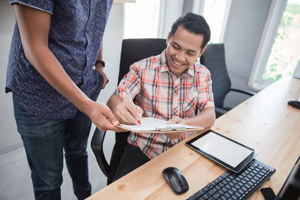 Anställd som ber om undertecknandet av hans partner — Stockfoto