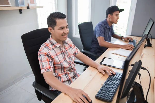 Lidé pracující při pohledu na jejich pc — Stock fotografie